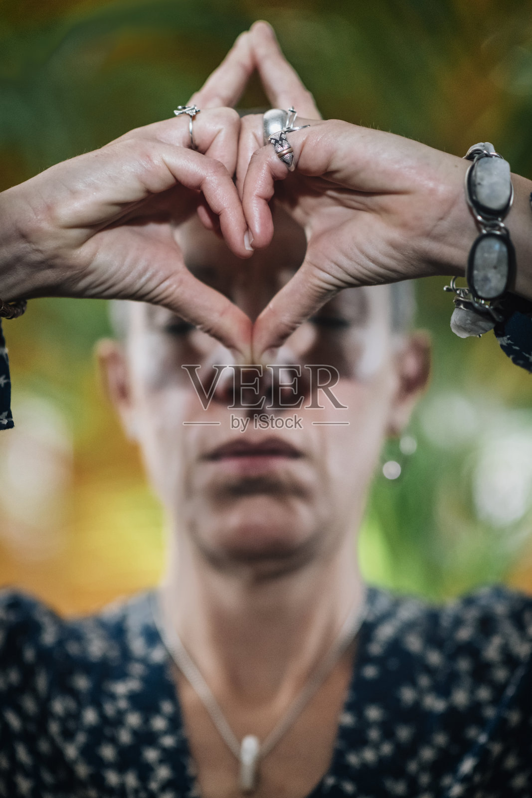 自我疗愈和更好地控制思想和情绪照片摄影图片