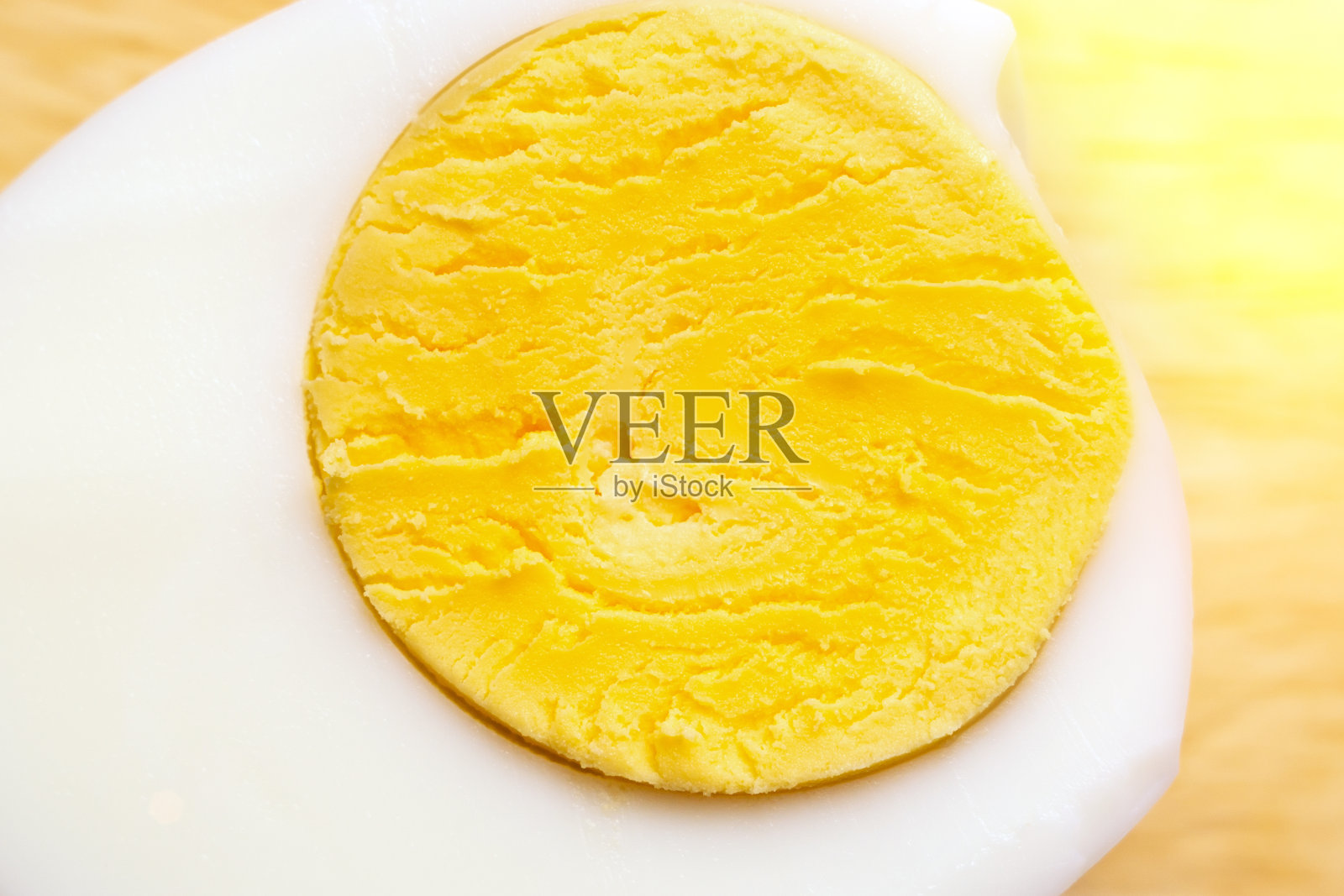 煮鸡蛋特写，切成两半。有选择性的重点。蛋白质照片摄影图片