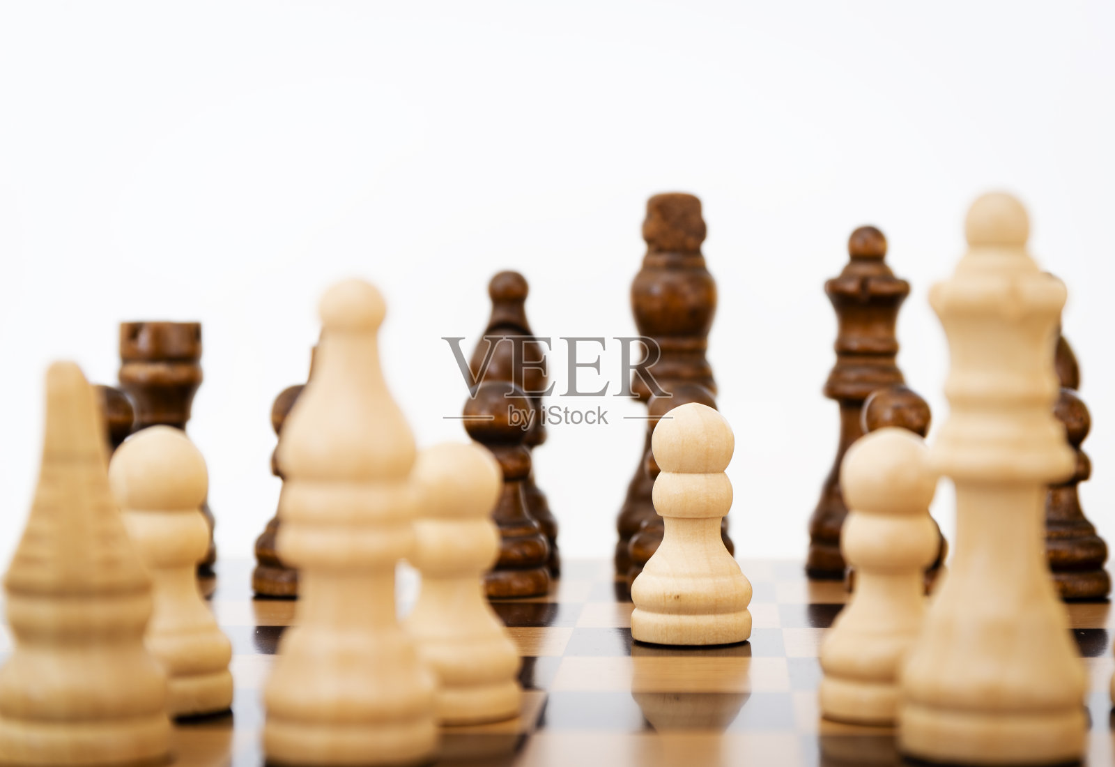 团队。在黑白棋盘上的白色棋子。领袖。照片摄影图片