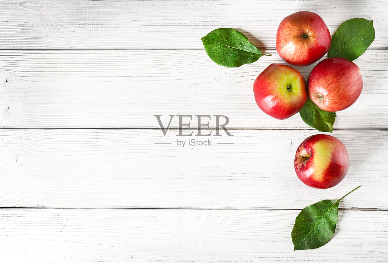 新鲜的红苹果在白色的背景俯视图。照片摄影图片