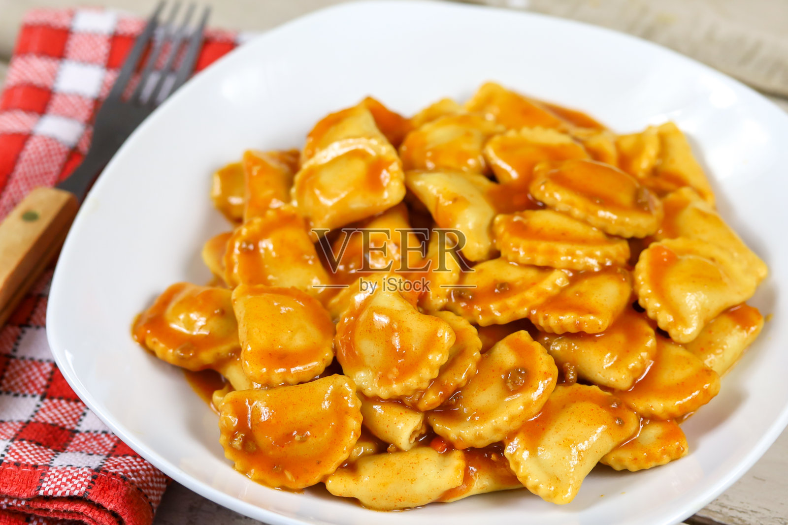 木桌上放着一盘馄饨照片摄影图片