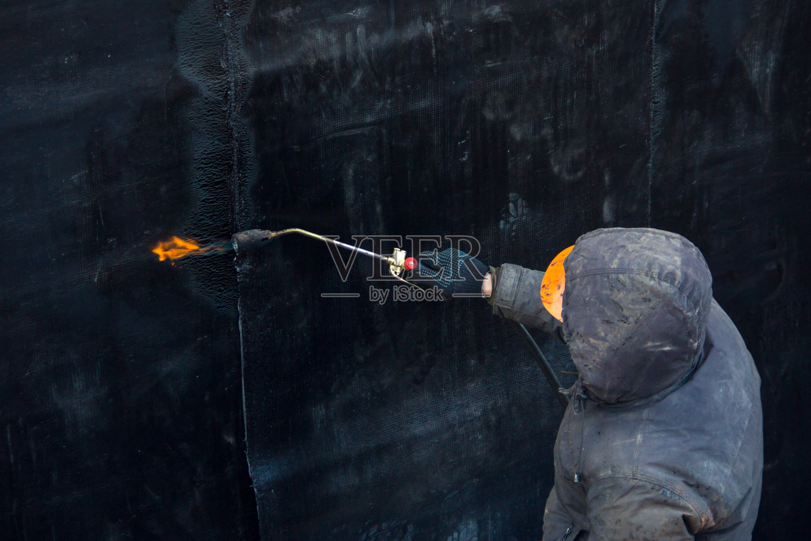 安装防水与煤气炉。安装工作。照片摄影图片