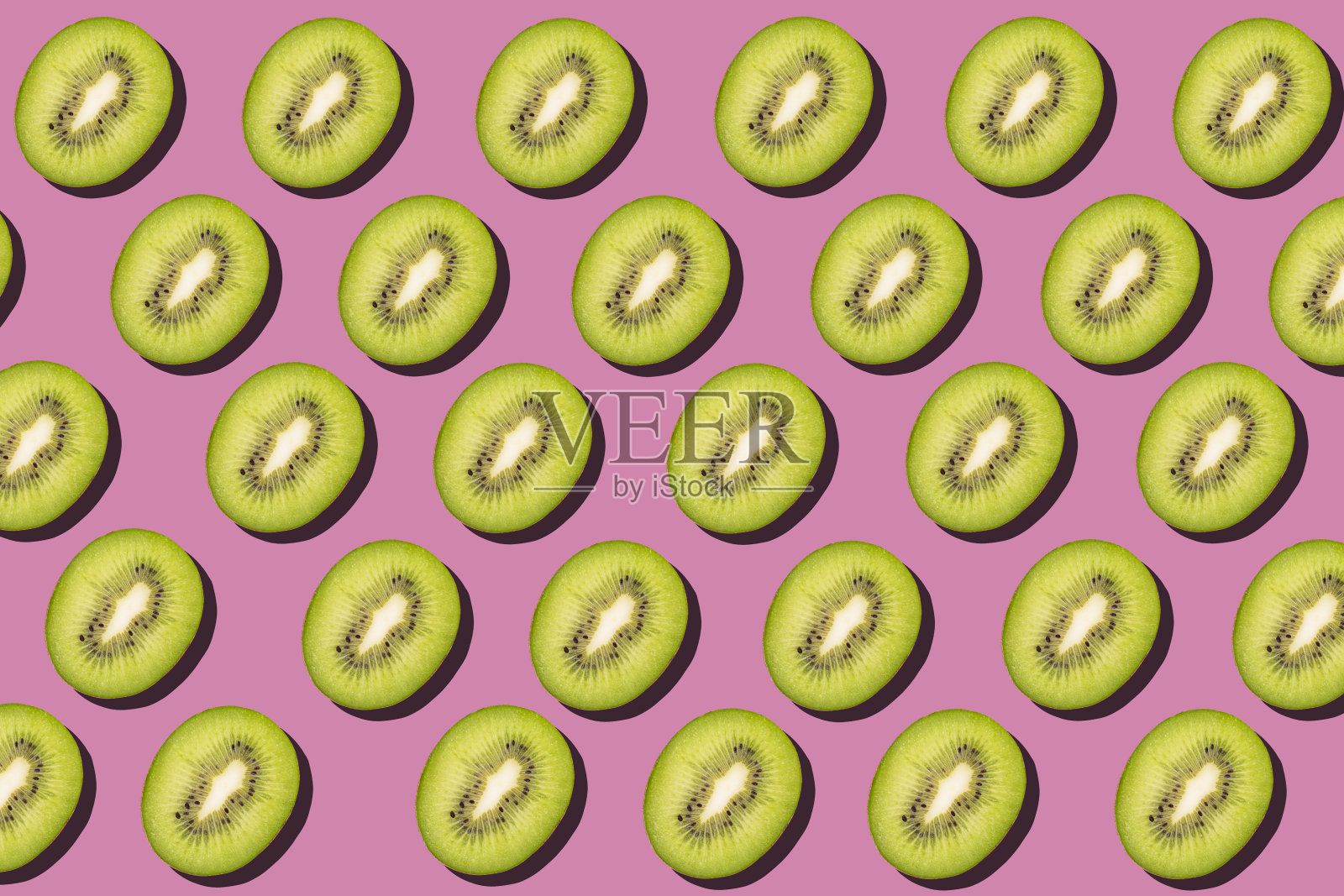 粉红色背景上的热带无缝图案。平铺，时尚多汁的颜色。插画图片素材