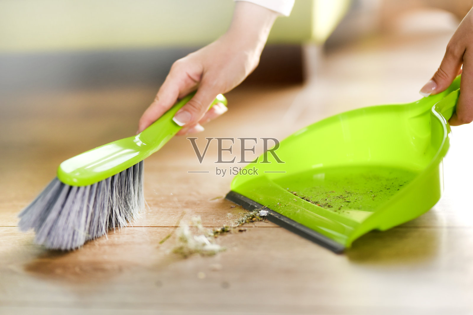 在现代的客厅里打扫和扫地的妇女照片摄影图片