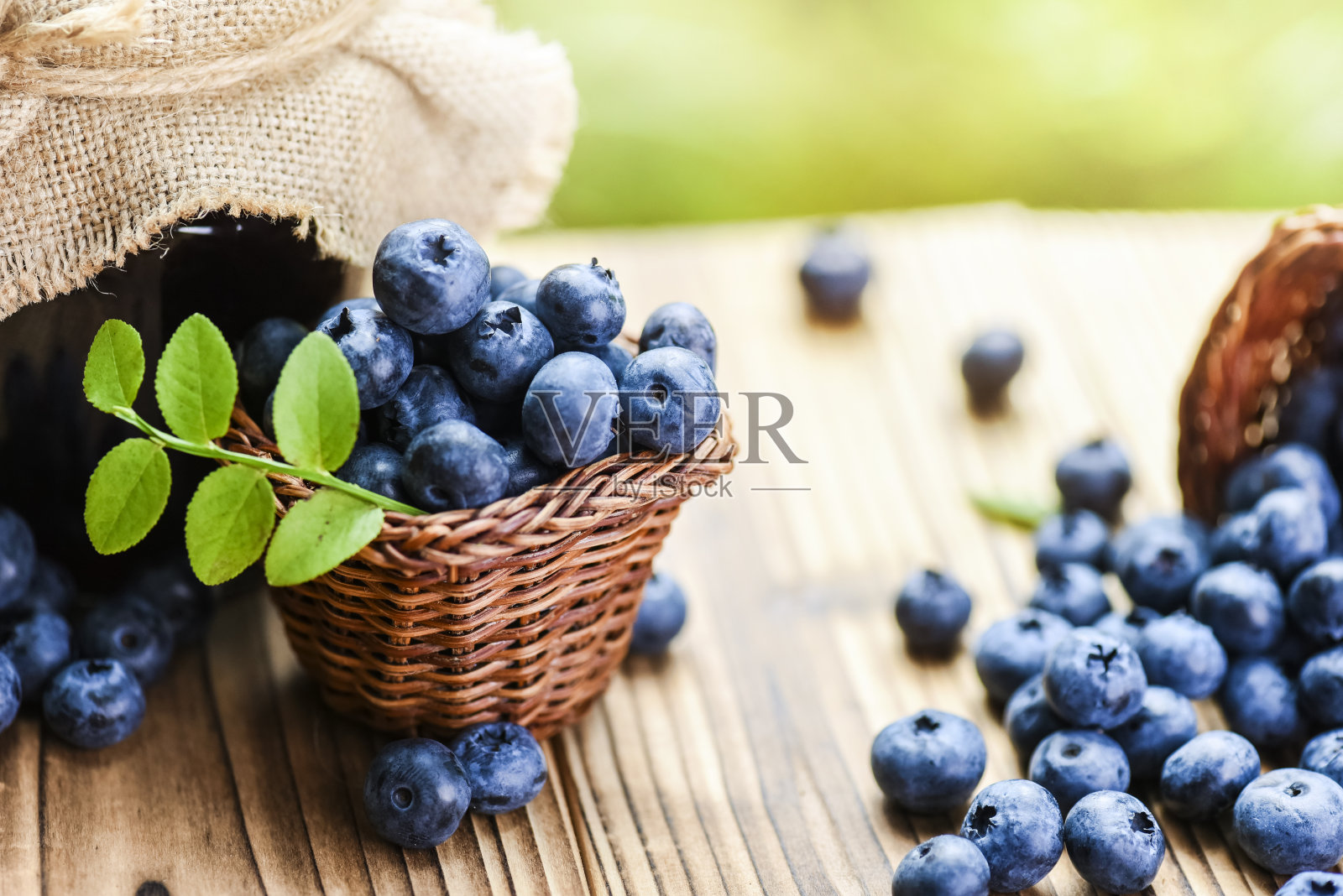 木桌上放着蓝莓。照片摄影图片