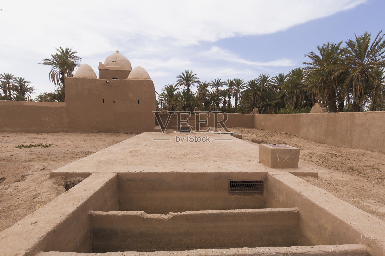 M'Hamid El Ghizlane的土坯建筑。照片摄影图片