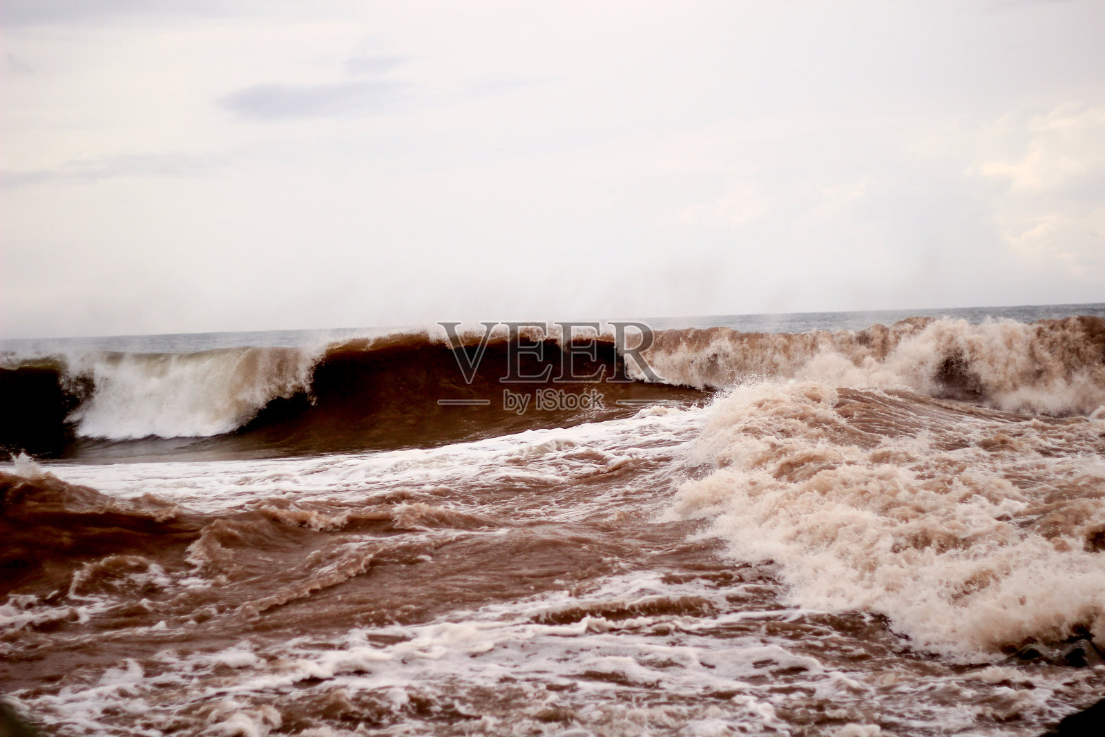 暴雨后的黑色海浪泥泞图片照片摄影图片