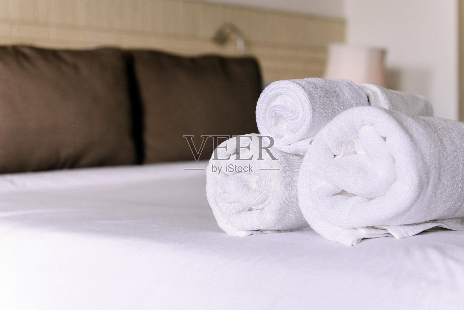 床上的白色酒店毛巾，一堆松软的浴巾，靠近，文本复制空间照片摄影图片