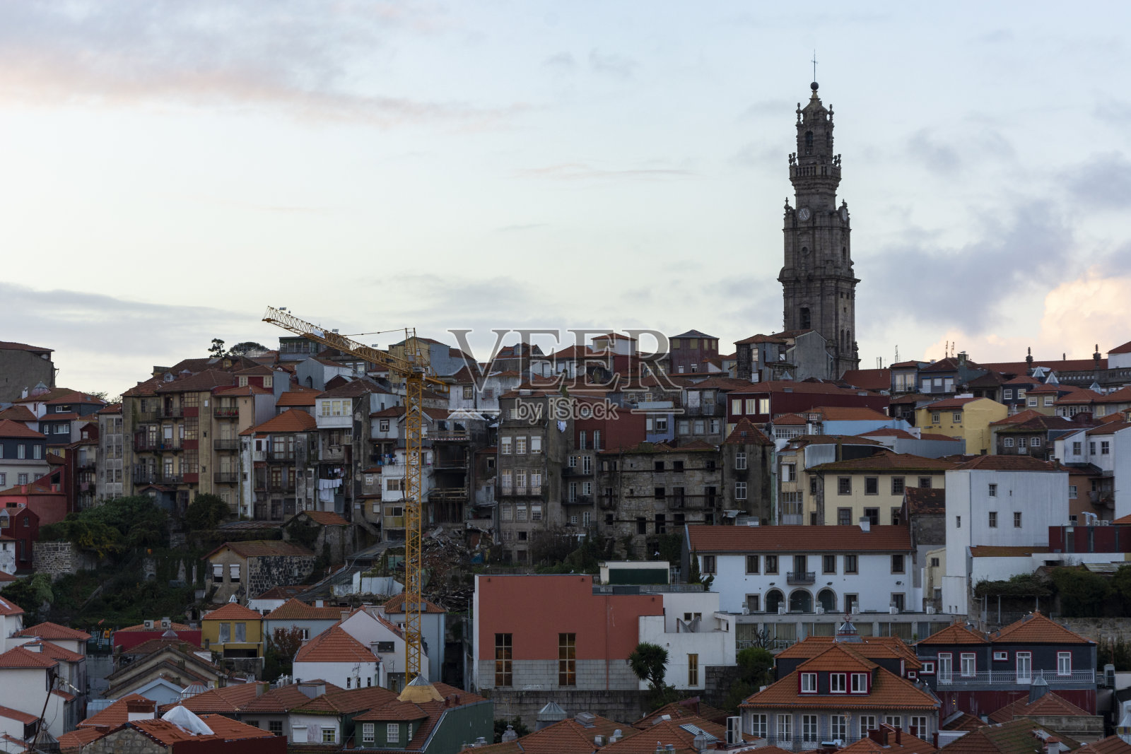 观景台至Clérigos塔。波尔图的老房子照片摄影图片