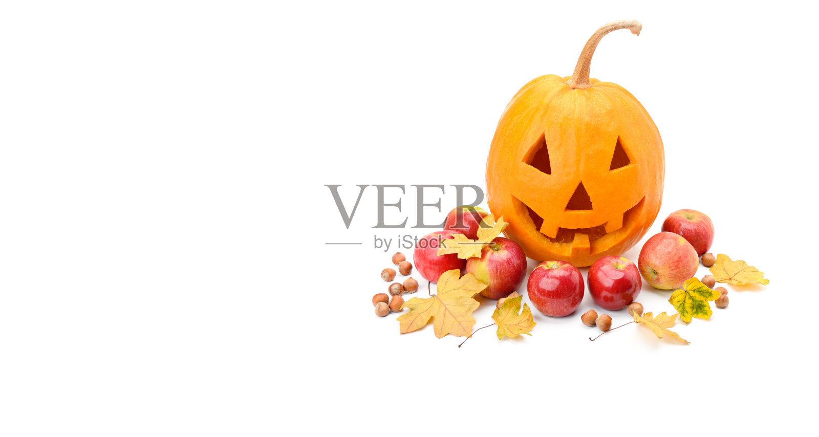 南瓜头，坚果，苹果和黄叶孤立在白色背景。文本的空闲空间。照片摄影图片