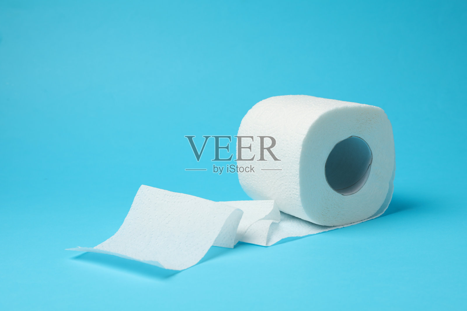 蓝色背景的厕纸，文字空间照片摄影图片