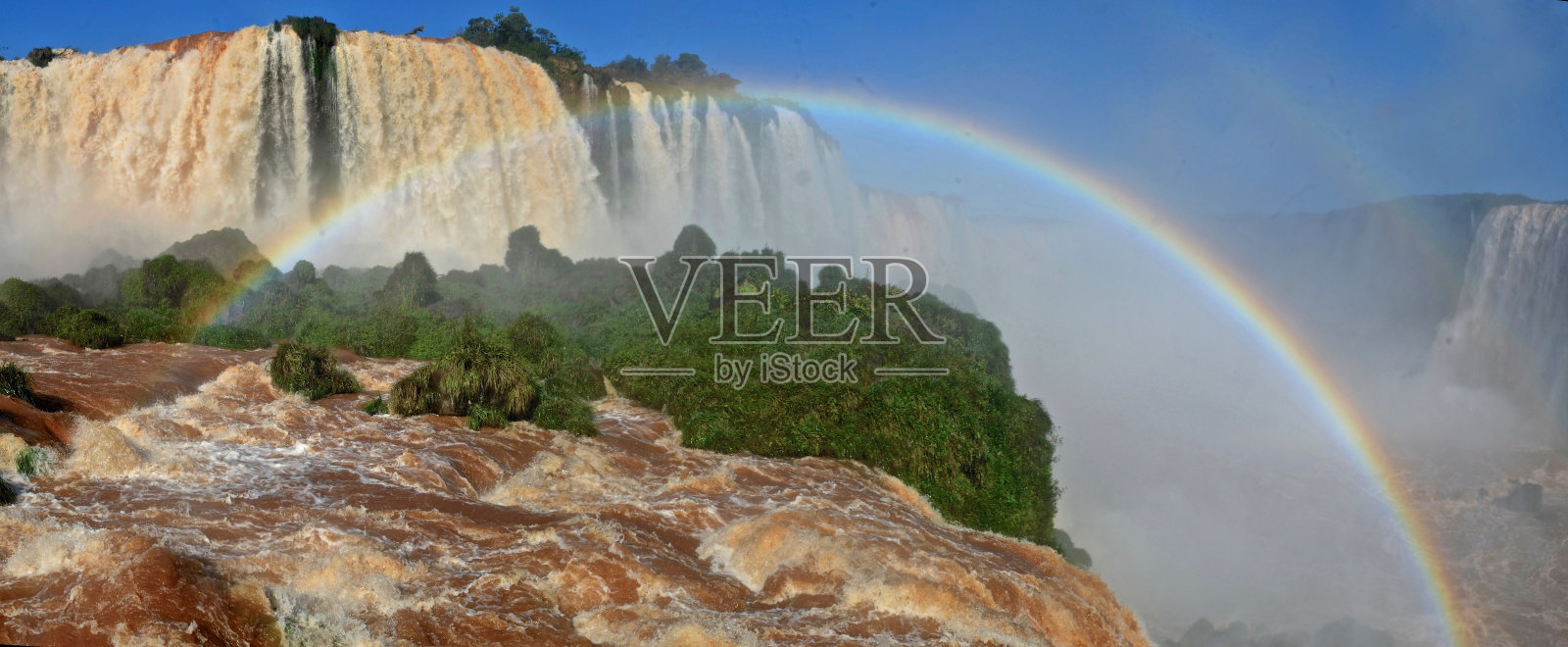 伊瓜苏瀑布，位于伊瓜苏河边，阿根廷米塞内斯省和巴西Paraná州的交界处。照片摄影图片