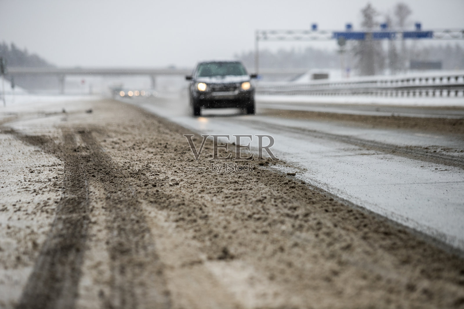 早春的高速公路。照片摄影图片
