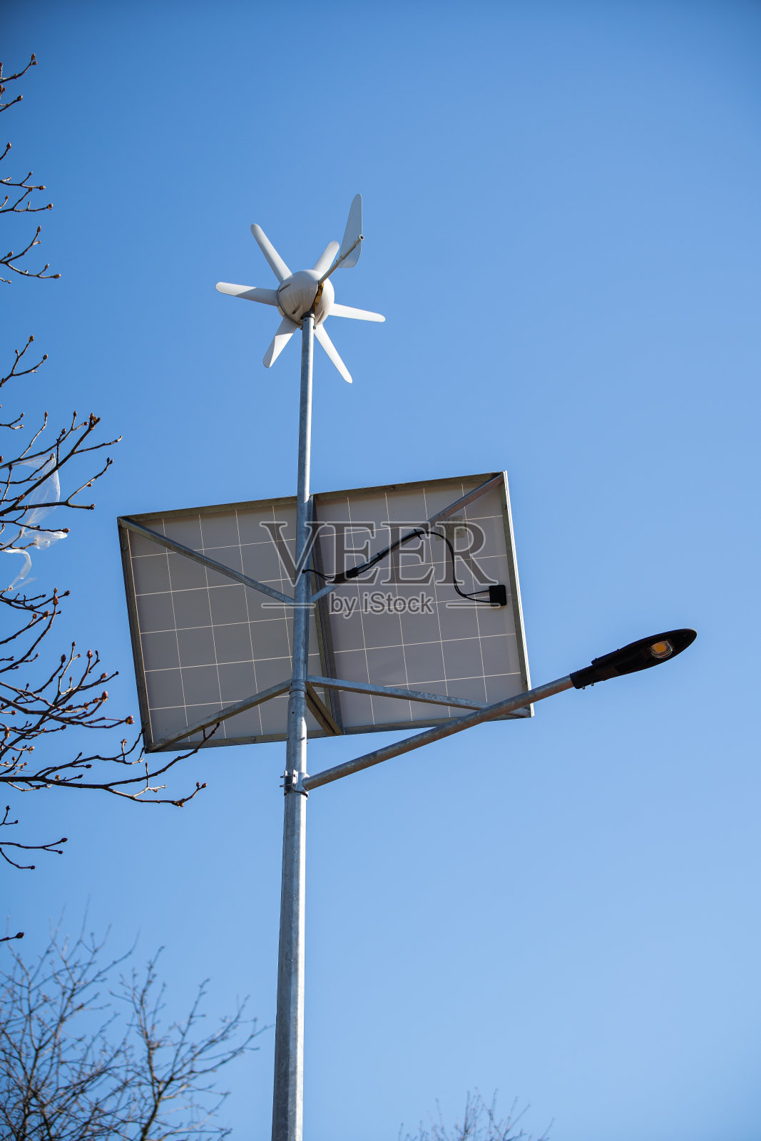 太阳能电池和风力涡轮机为led灯提供动力。照片摄影图片