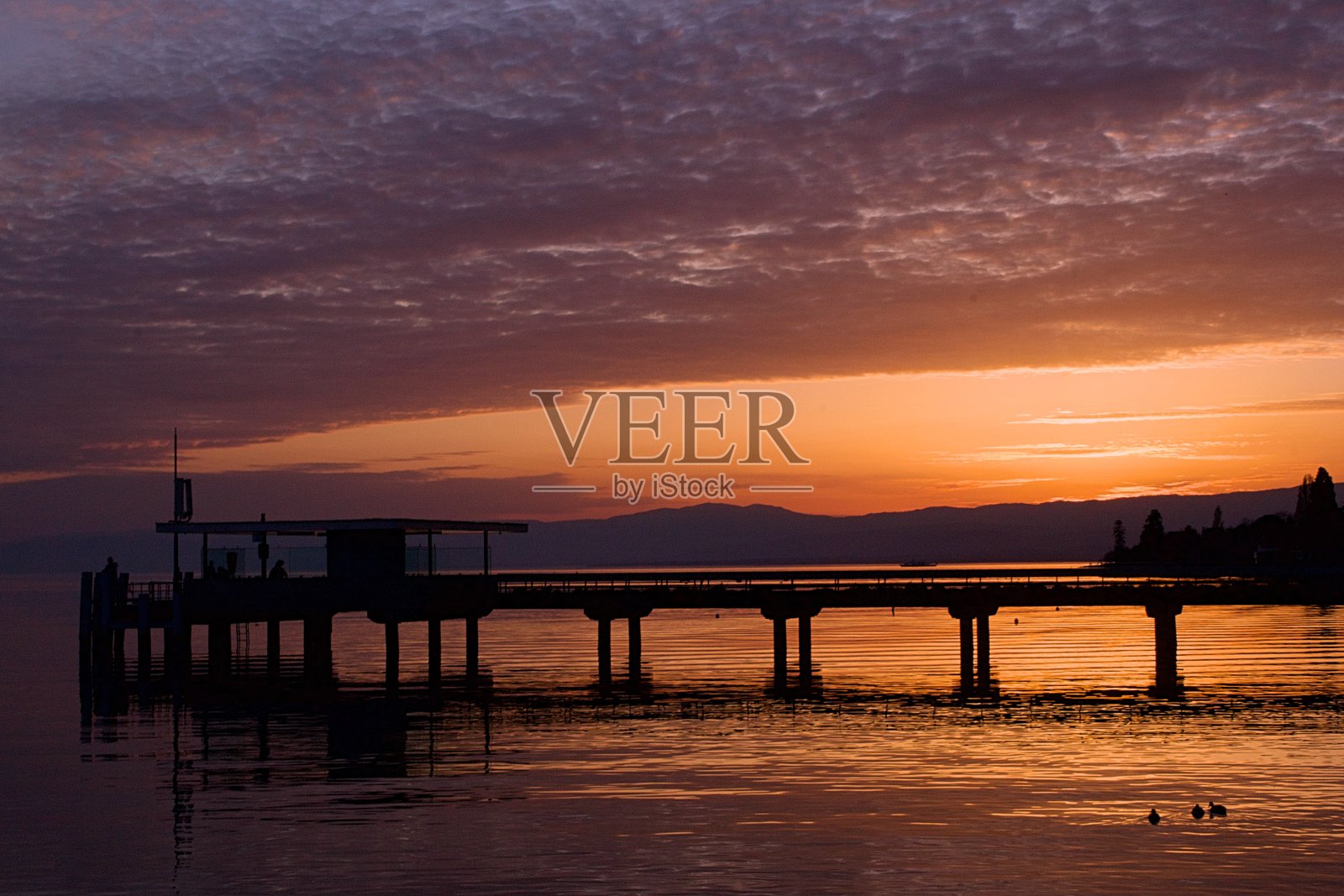 湖边的日落桥照片摄影图片