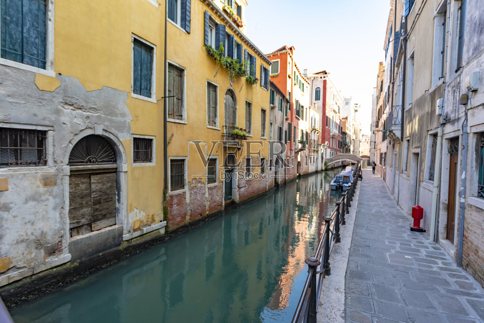 威尼斯市郊狭窄的运河照片摄影图片