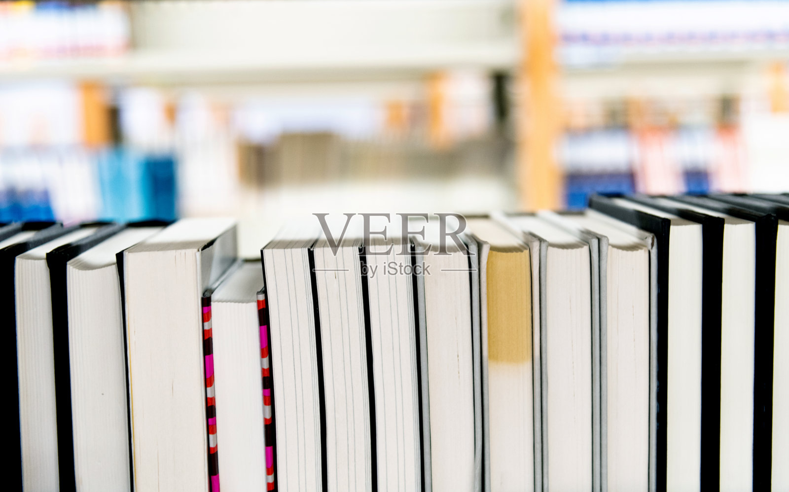 关上图书馆书架上的书照片摄影图片