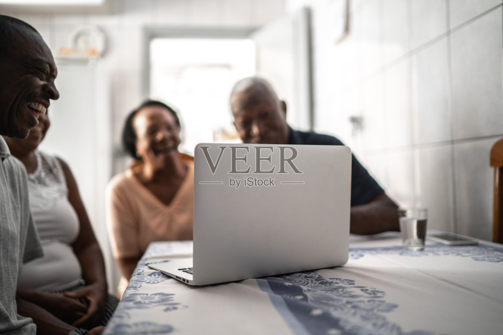 用家里的笔记本电脑和家人视频通话照片摄影图片