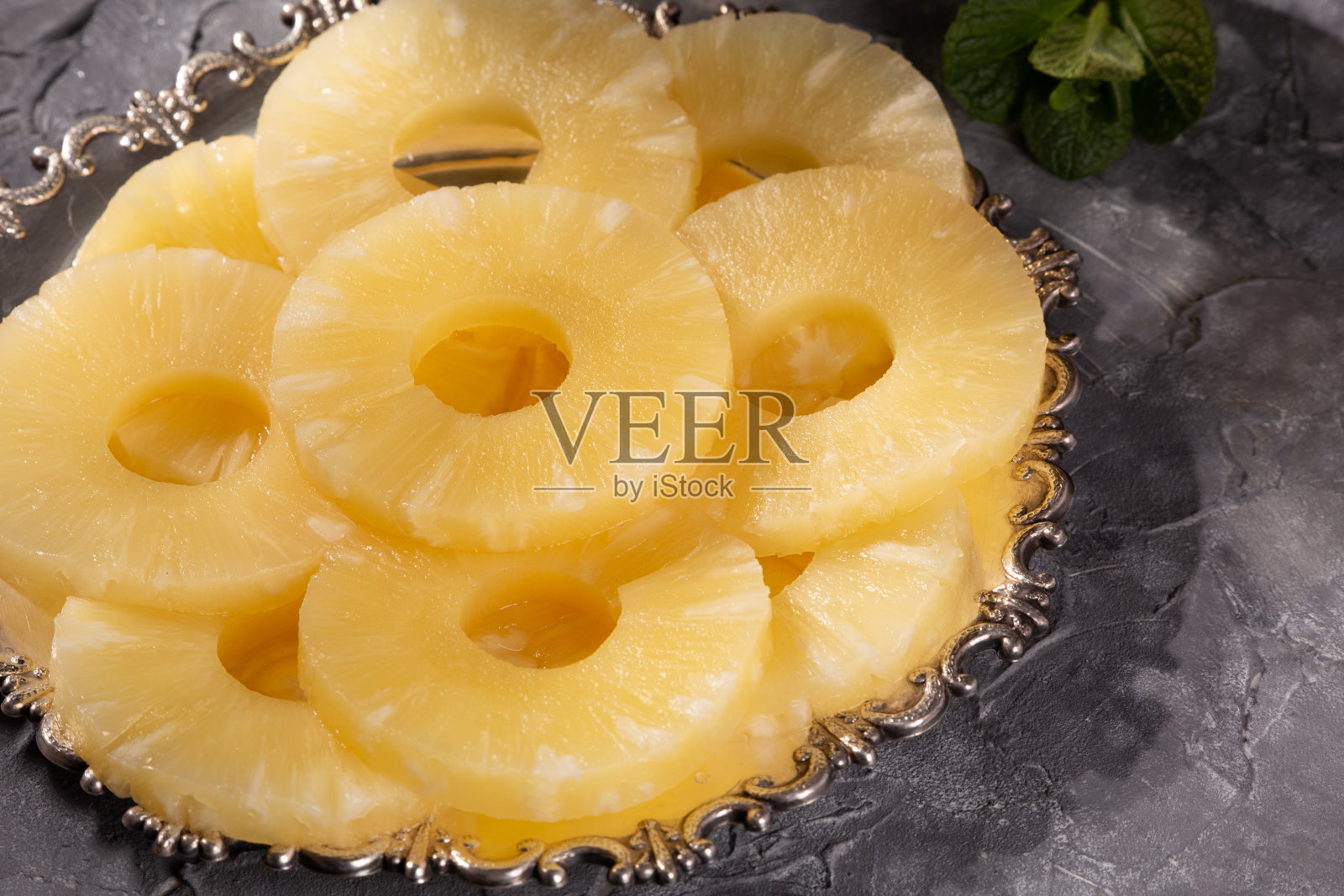 菠萝罐头，在金属盘上切成圈照片摄影图片