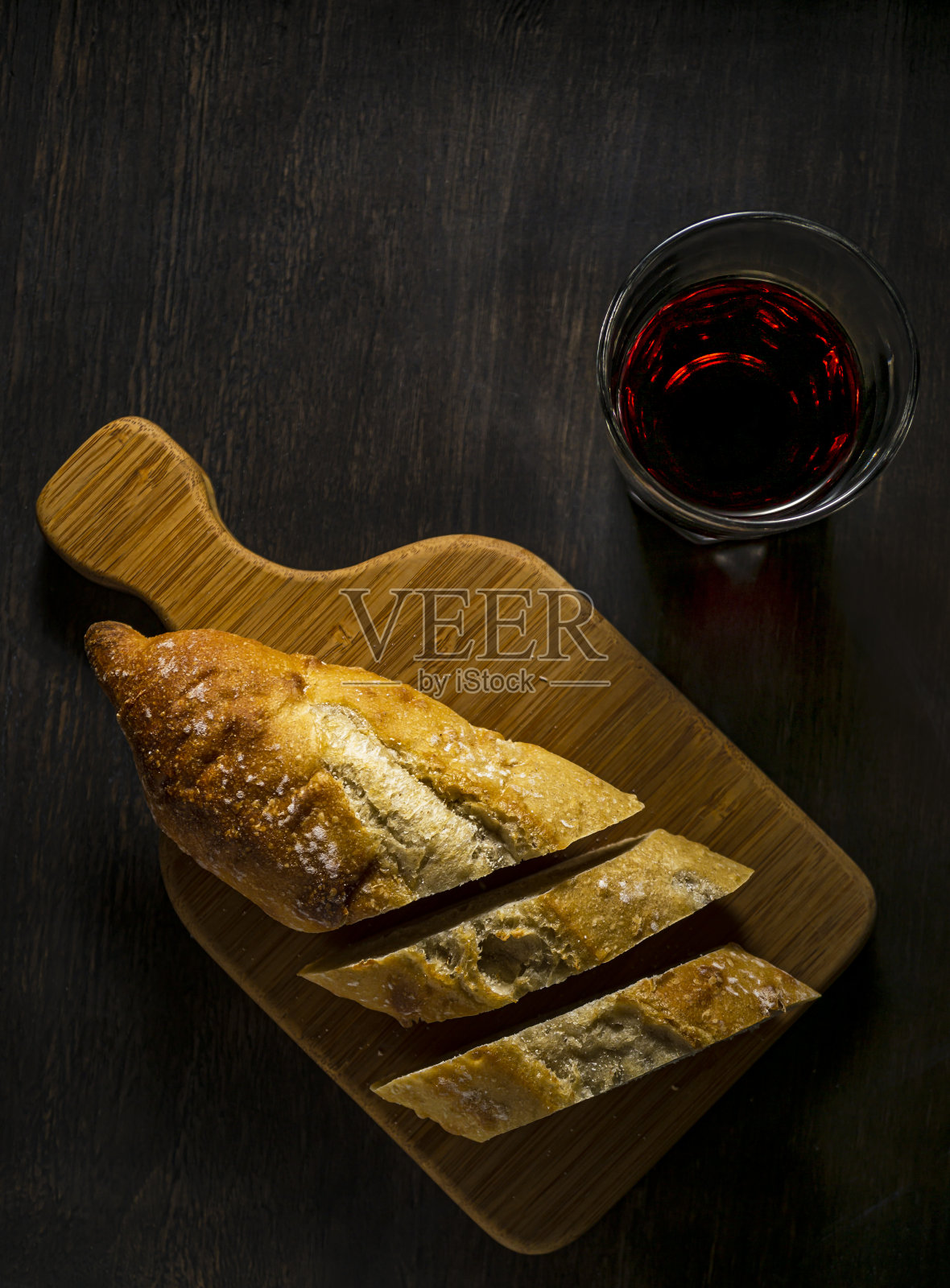 手工面包和一杯红酒。照片摄影图片