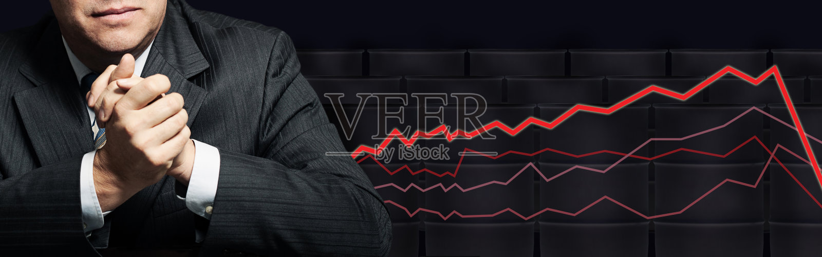 政治手，原油桶和下落箭头图在黑色的背景。原油与石油工业概念照片摄影图片