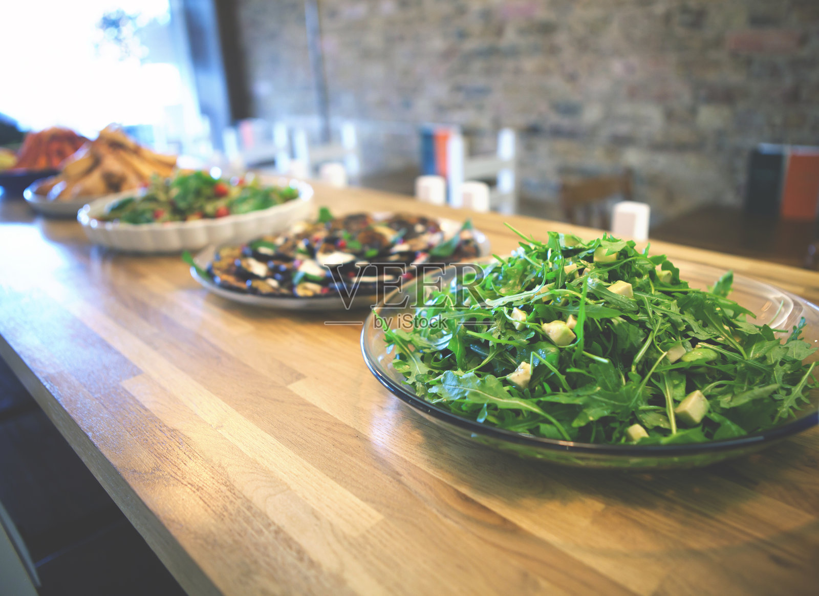 餐厅里放在桌上的素食菜肴照片摄影图片
