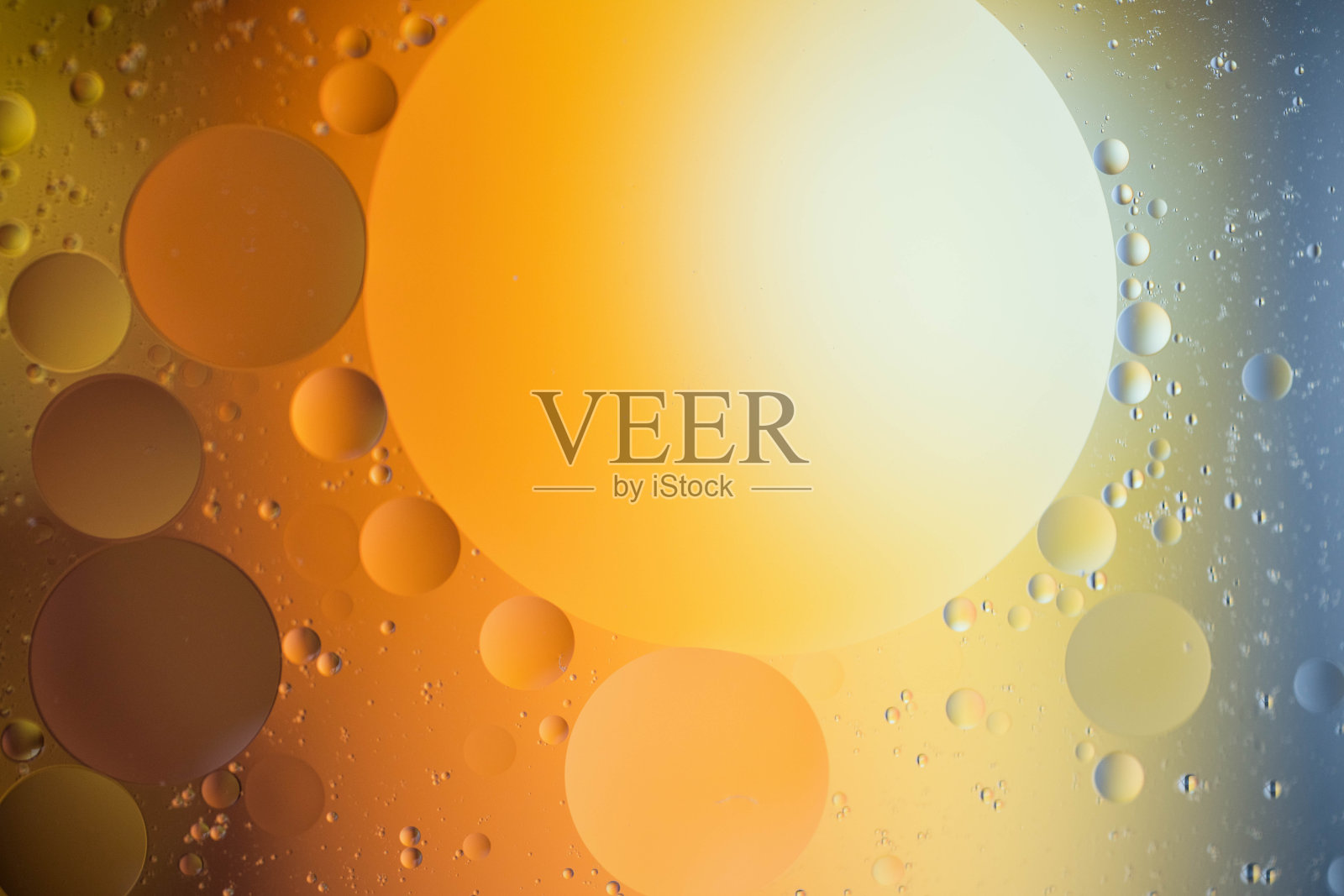 宏观的油滴与水混合在彩色的背景照片摄影图片