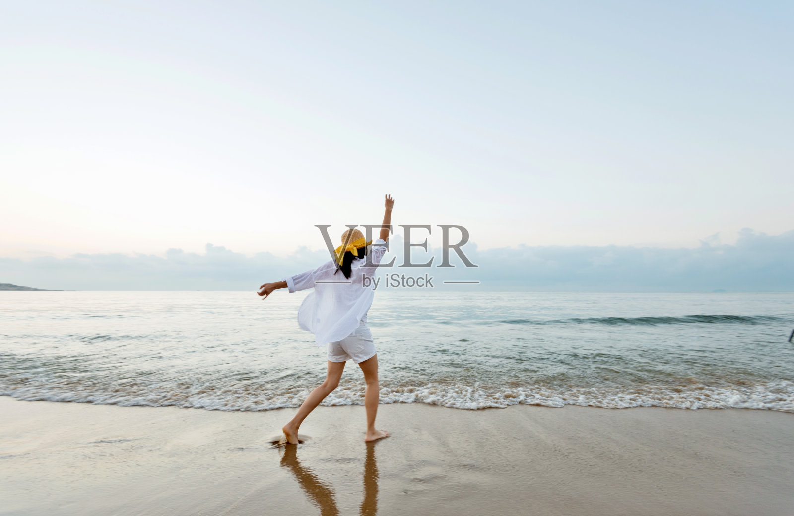 快乐的女人在沙滩上玩耍照片摄影图片