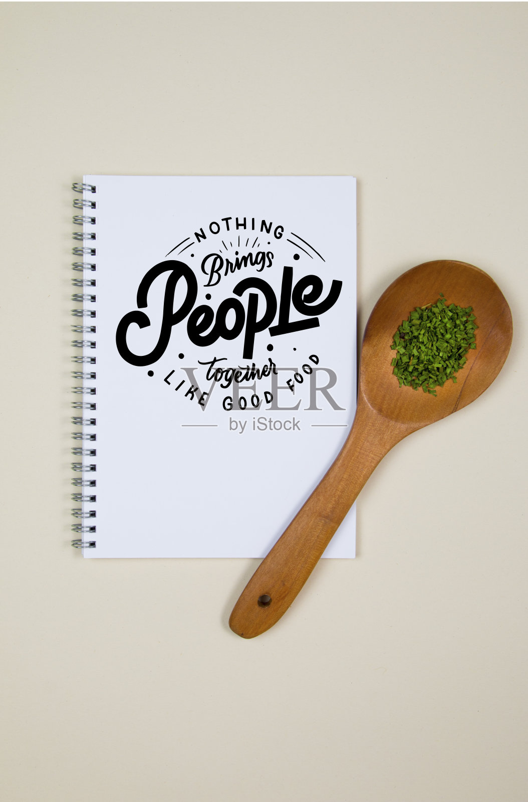 木勺，一些香草香料和一个空白的笔记本页照片摄影图片