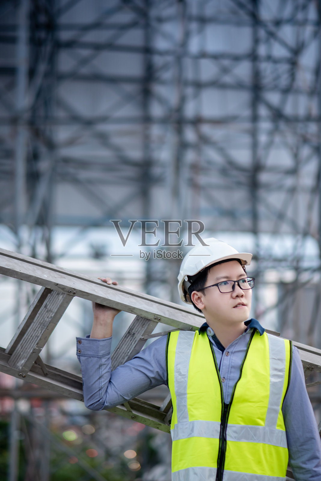 搬运铝梯的维修工人照片摄影图片