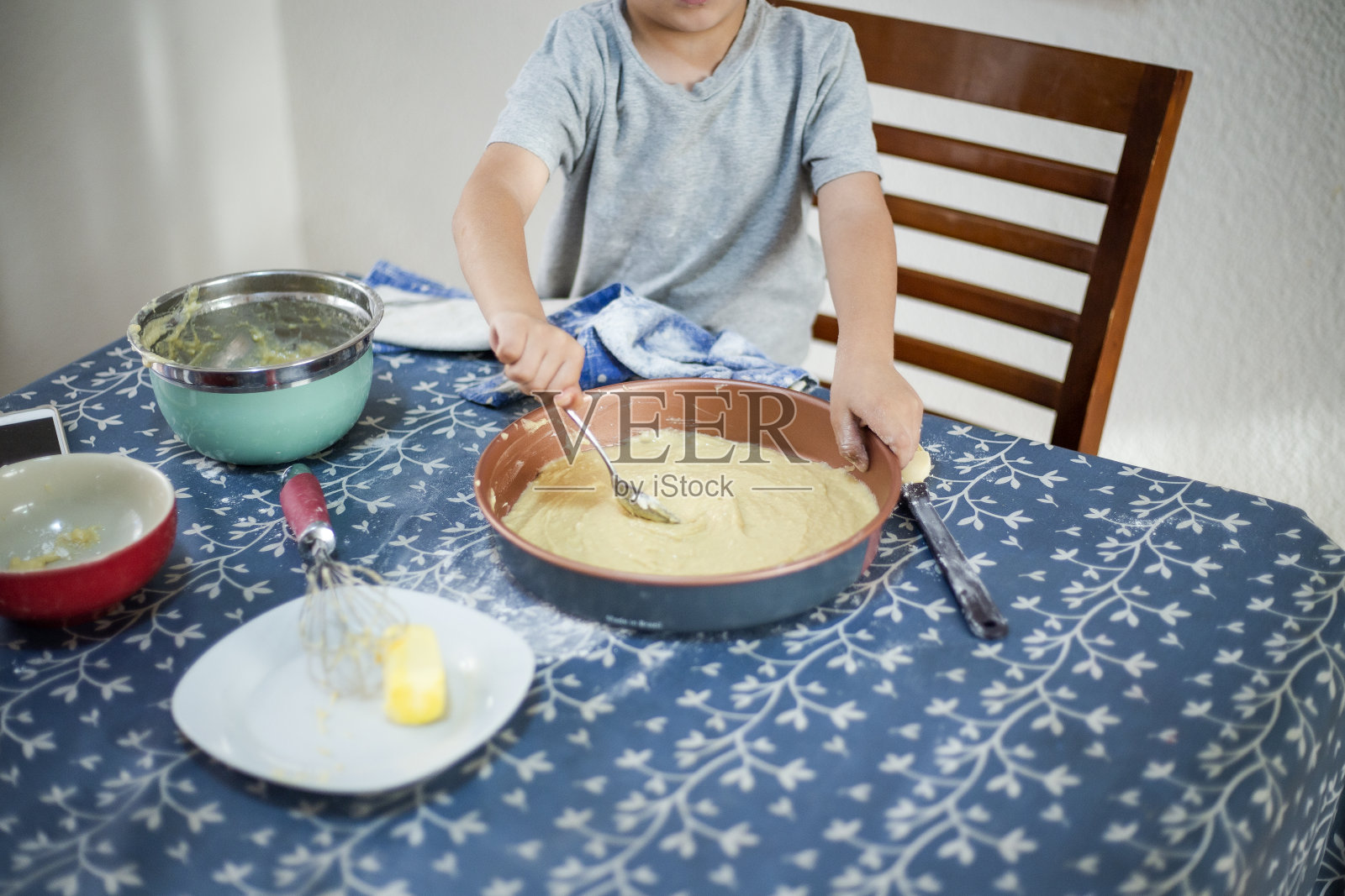 孩子在家做饭照片摄影图片
