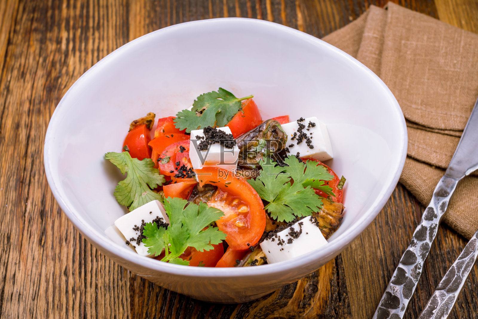 沙拉配烤茄子和羊乳酪照片摄影图片