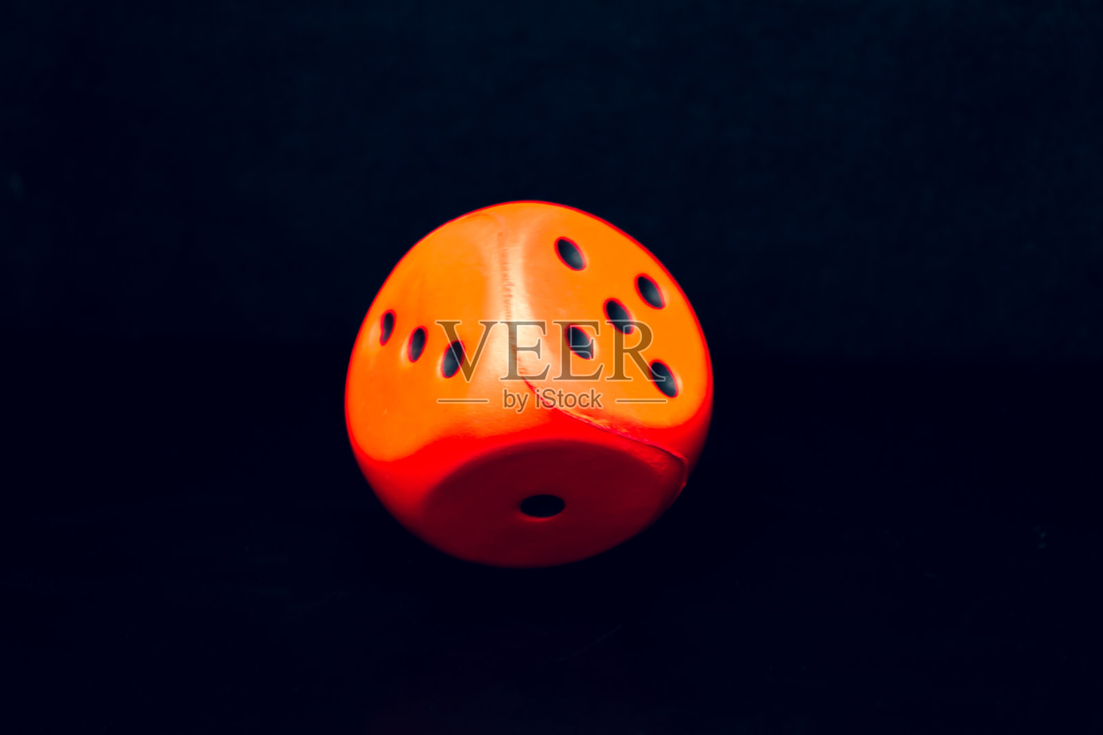 大红色骰子照片摄影图片