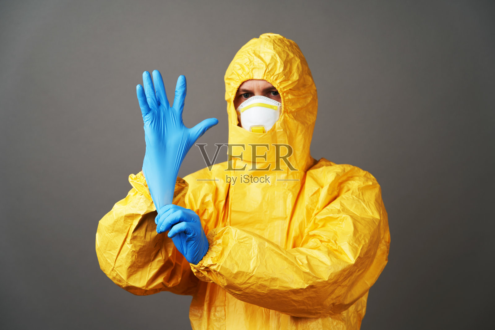 穿着防护服、医用口罩和乳胶手套的医生照片摄影图片