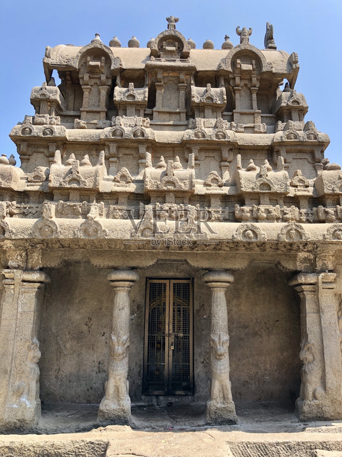 用整体花岗岩山脉雕刻的战车形状的 Ratha 寺庙的迷人景色照片摄影图片