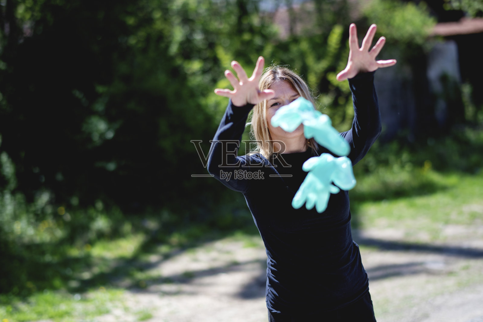 女人脱下她的手套照片摄影图片