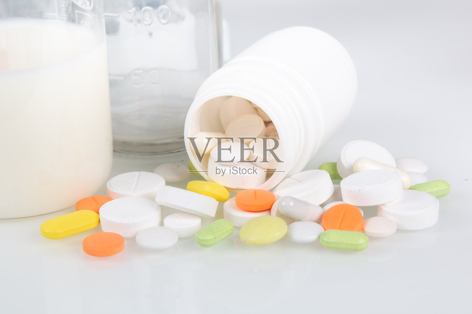 实验室分析用带有白色液体的药品和玻璃器皿。实验室医学研究化学实验室照片摄影图片