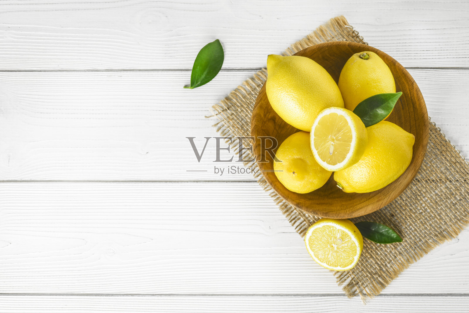 柠檬俯视图上的旧与复古的桌子。照片摄影图片