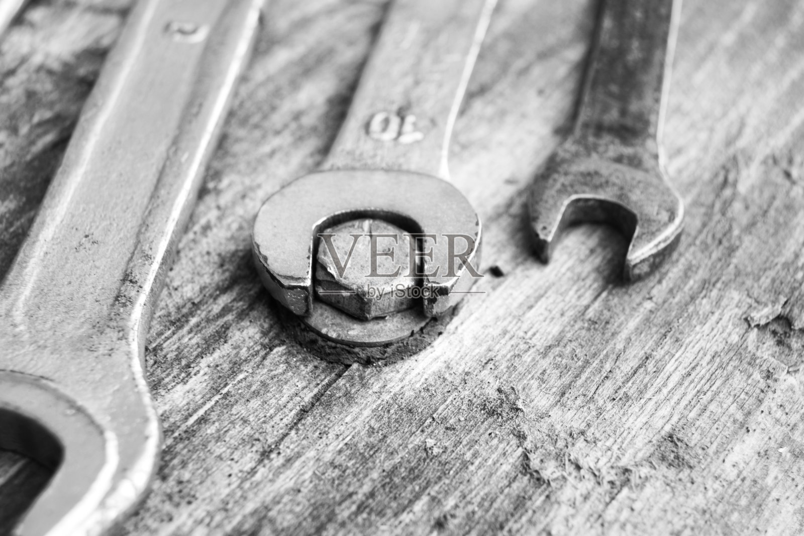 不同直径的扳手在木制背景上，黑白照片。特写,柔和照片摄影图片