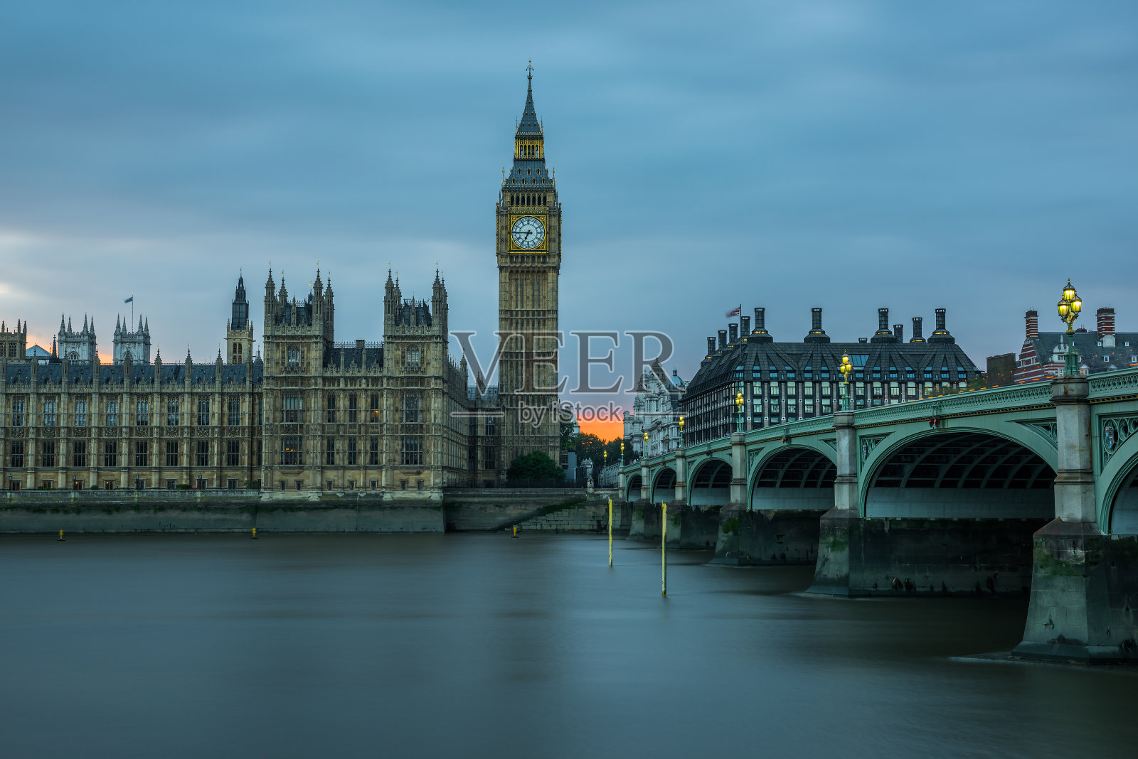 英国伦敦，威斯敏斯特大教堂和伦敦天际线上的大本钟照片摄影图片