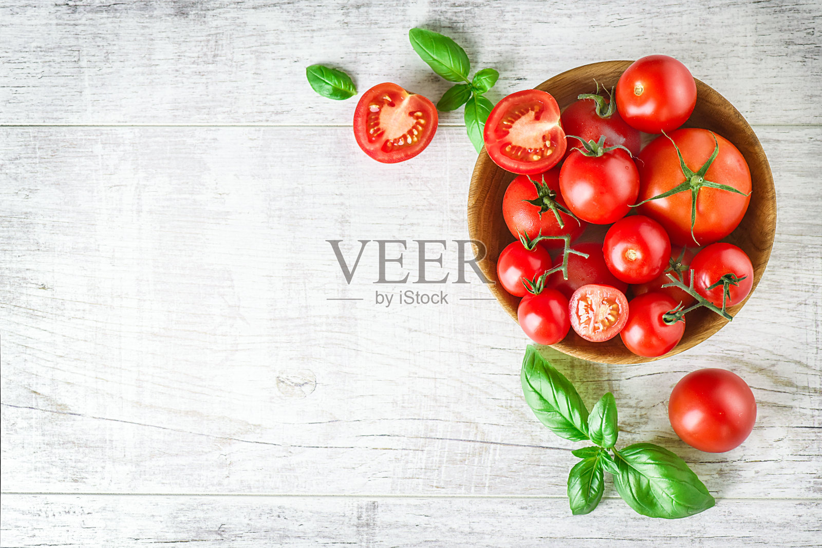 新鲜的西红柿在碗上的乡村白色桌子上的视图。番茄红背景的健康食品蔬菜照片摄影图片