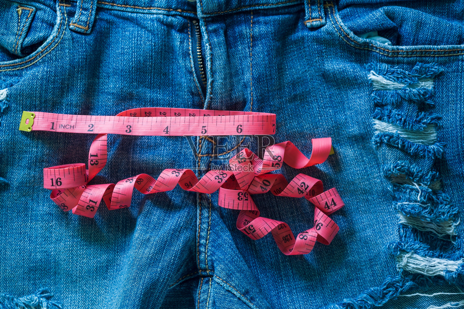 牛仔裤和卷尺英寸，塞尔维亚，胶带，皮带，黑色，蓝色照片摄影图片
