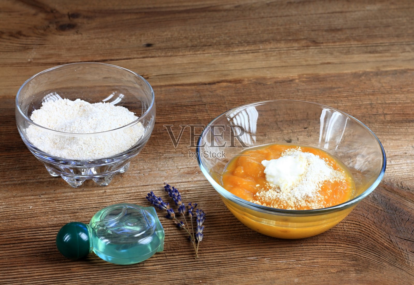 用芒果、浓奶油和细碎燕麦自制面膜照片摄影图片