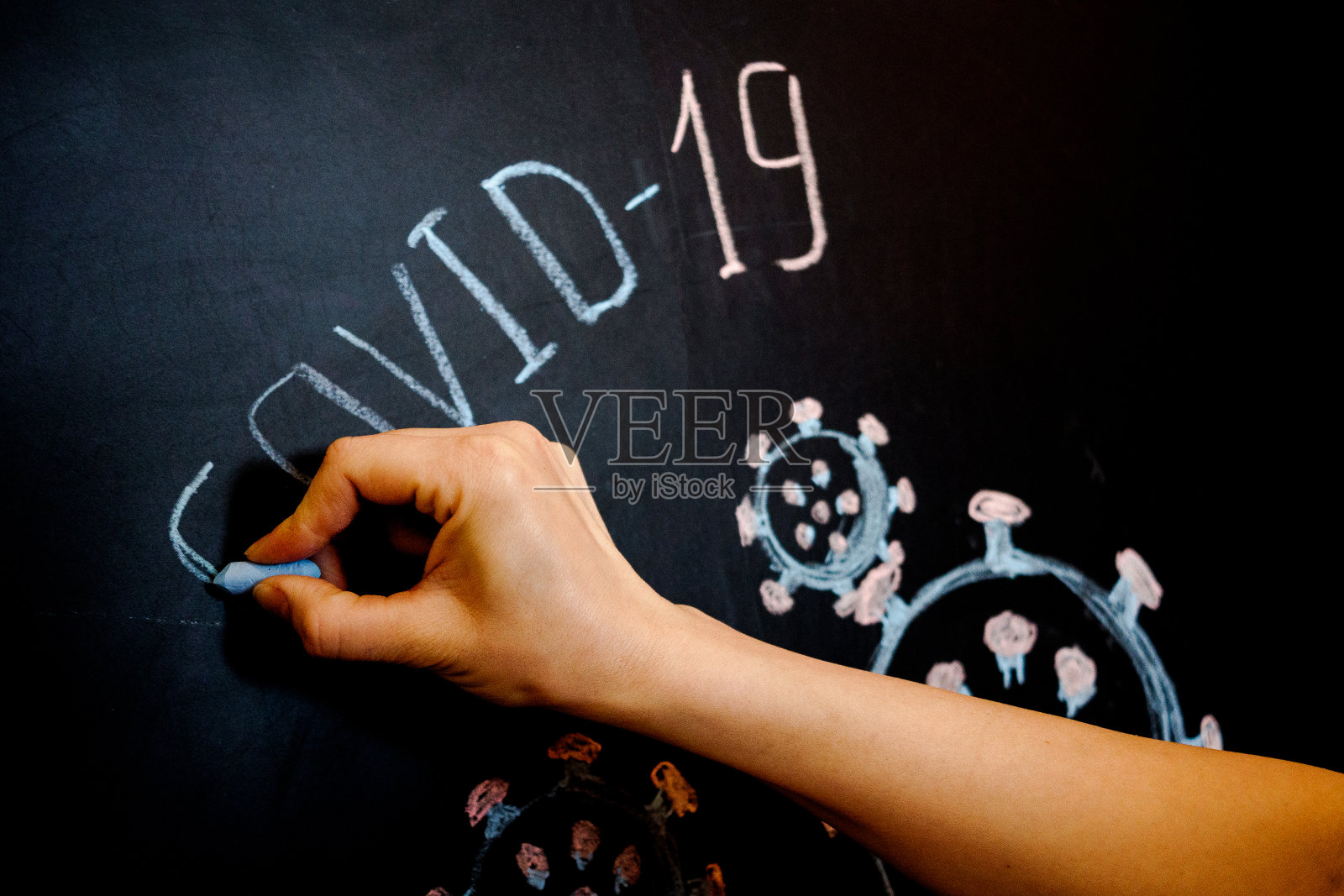 用粉笔在黑板上画“冠状病毒”、“covid-19”照片摄影图片