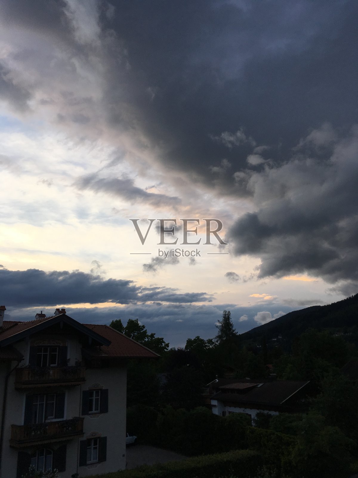 屋顶上乌云密布照片摄影图片