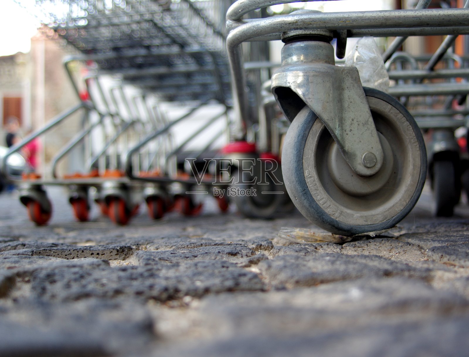 街道表面的低角度视图。意大利撒丁岛。照片摄影图片