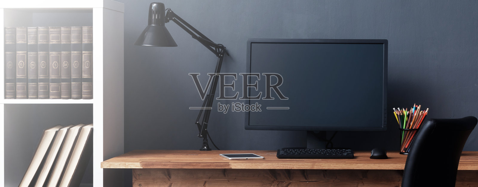 家庭工作场所-办公桌与电脑照片摄影图片