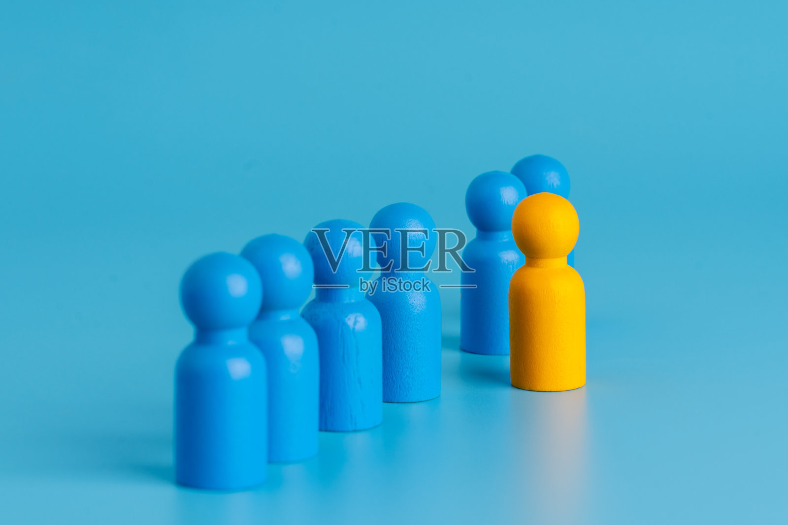 商业和人力资源全球木拼图概念的领导和团队与peg娃娃照片摄影图片