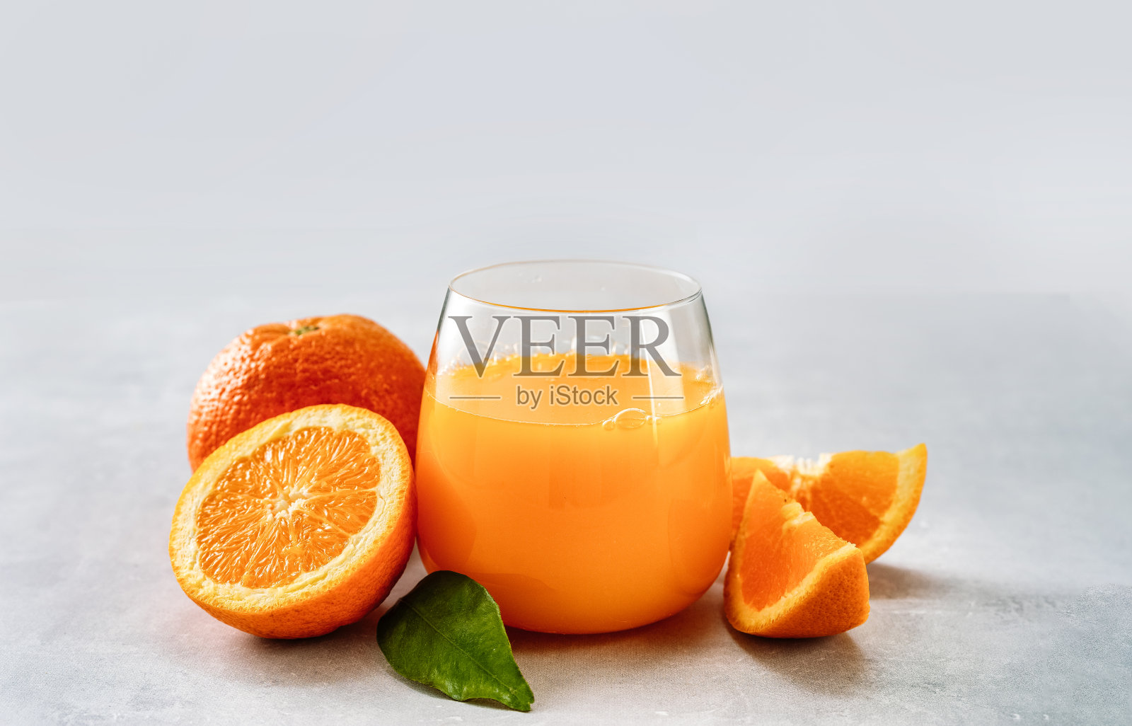 一杯鲜榨的橙汁照片摄影图片