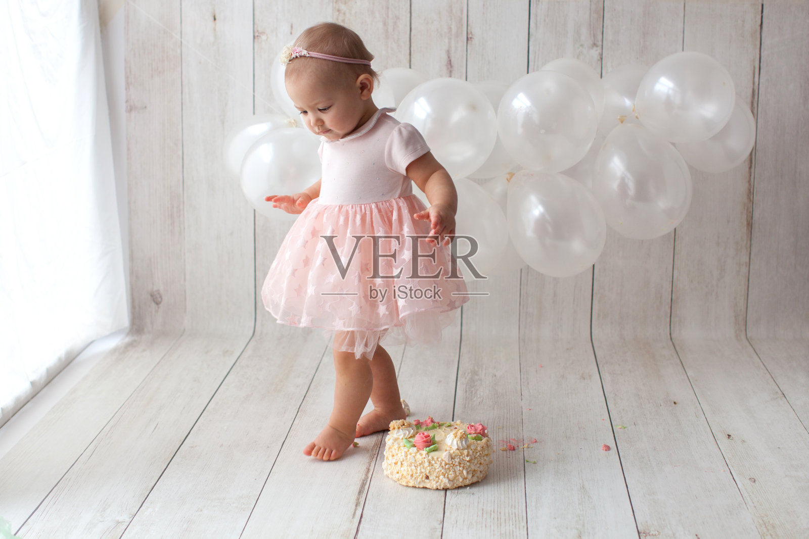 第一个孩子的生日。气球的背景。照片摄影图片